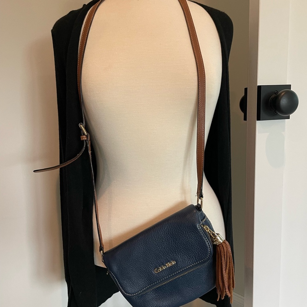 Leather Calvin Klein Navy Crossbody Bag. Brown Leather Strap & Gold Hardware. - Picture 2 of 12